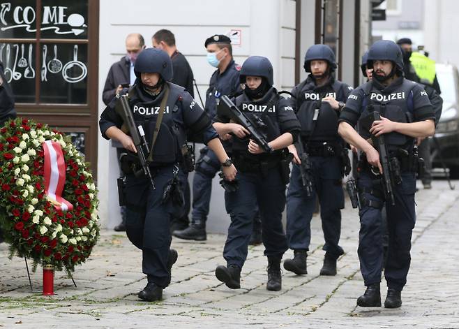 오스트리아 빈 경찰이 3일(현지시간) 전날 총격테러가 발생한 현장을 수색하고 있다. 빈|AP연합뉴스