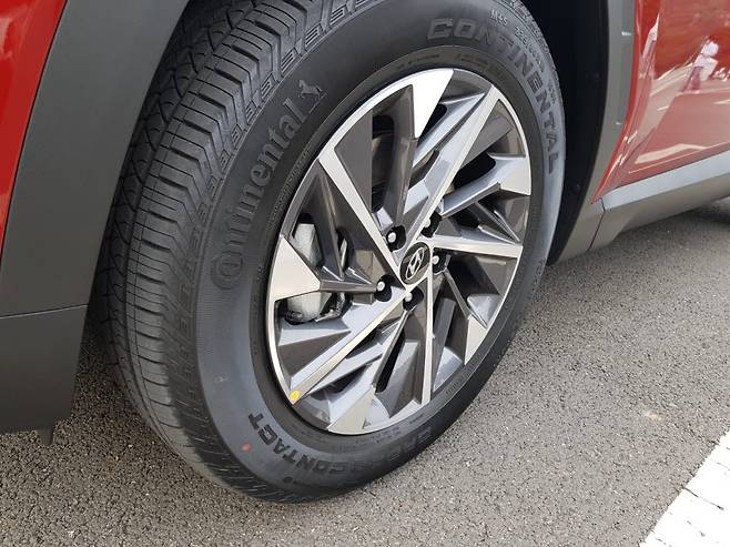 디 올 뉴 투싼의 휠과 타이어