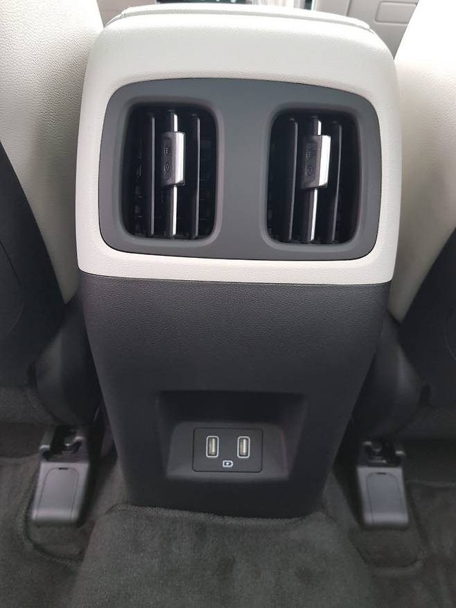 디 올 뉴 투싼의 2열 송풍구 및 USB 포트.