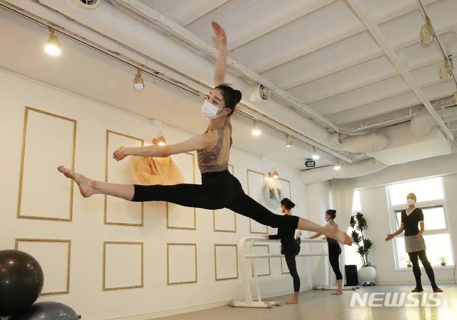[서울=뉴시스] 박미소 기자 = 발레 전공 입시생들이 4일 오후 서울 영등포구 뮤즈무용전문학원에서 연습을 하면서도 마스크를 착용하고 있다. 최근 헬스장과 사우나 등에서 신종 코로나 바이러스 감염증(코로나19) 확진자가 발생하고 있지만 전문가들은 이러한 장소에서도 마스크 착용이 가능하다고 주장했다. 2020.11.04.  misocamera@newsis.com