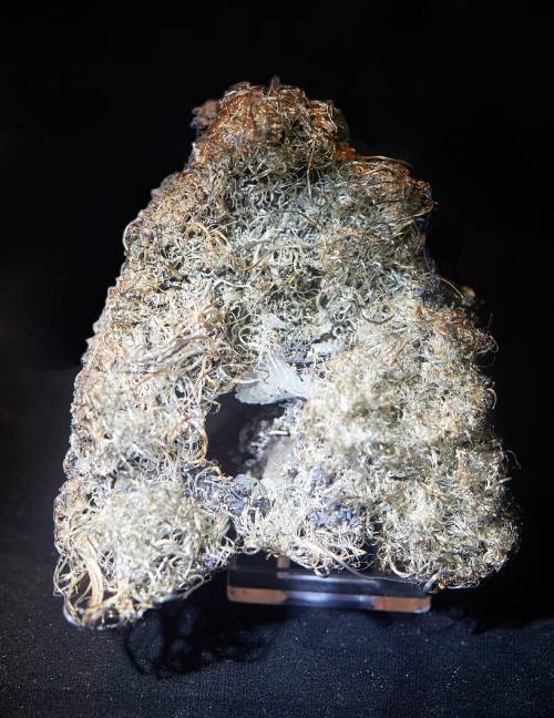 은(Silver)  은이 자연 상태에서 실처럼 광물화한 형태.