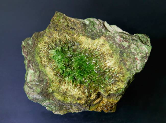 큐프로스클로도프스카이트(Cuprosklodowskite)   우라늄을 포함한 광물로 노란색 혹은 초록색 형광색을 띤다. 최초 발견자 ‘마리 퀴리’의 결혼 전 성(Sklodowska)에서 이름이 유래됐다.