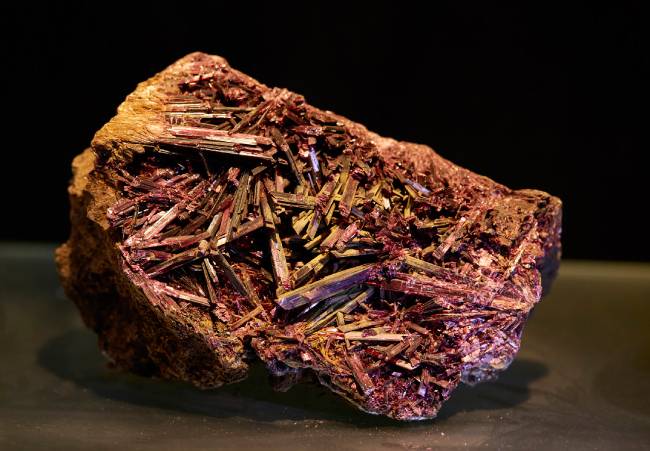 코발트화(Erythros)   코발트를 주성분으로 하는 광물. 강렬한 느낌의 진홍색이 인상적이다.