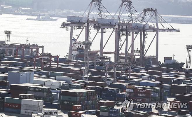 가득 쌓인 부산항 컨테이너 (부산=연합뉴스) 강덕철 기자 = 한국은행이 5일 발표한 국제수지 잠정통계에 따르면 9월 경상수지는 102억1천만달러(약 11조6천394억원) 흑자로 집계돼 2년 만에 처음으로 100억 달러를 넘었다. 경상수지 흑자기조는 5개월 연속 이어졌다. 한은은 이대로 가면 연간 경상흑자 전망치 540억달러를 크게 웃돌 수 있을 것으로 내다봤다. 사진은 5일 부산항 신선대부두에 수출입 컨테이너가 가득 쌓여 있다. kangdcc@yna.co.kr