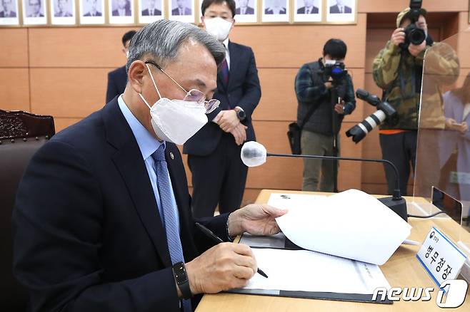 5일 서울 영등포구 서울지방병무청 대회의실에서 열린 2021년 입영대상 카투사 공개 선발에서 모종화 병무청장이 선발자 명단을 확인하고 있다. 2020.11.5/뉴스1 © News1 구윤성 기자