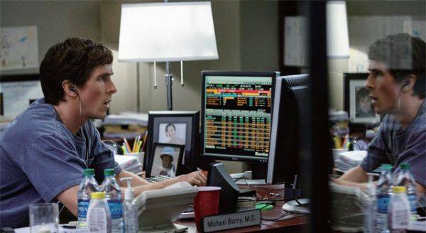 영화 '빅쇼트'의 한장면. 배우 크리스천 베일이 연기한 실제 인물 마이클 버리는 빌 애크먼처럼, 2008년 금융위기 당시 시장 폭락에 베팅해 거금을 벌었다.