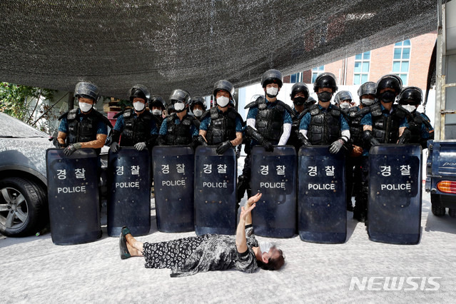 [서울=뉴시스]김병문 기자 = 서울 장위10구역 재개발조합 측이 전광훈 목사(담임목사)가 설립한 사랑제일교회 강제철거를 재시도한 지난 6월22일 오전 서울 성북구 사랑제일교회에서 교인이 바닥에 누워 있다. 2020.06.22. dadazon@newsis.com