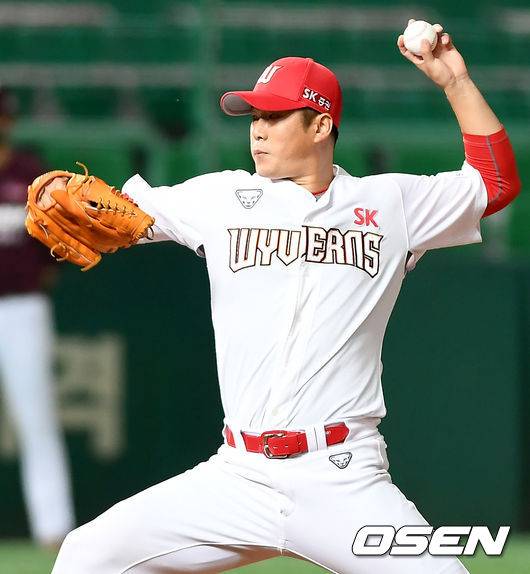 [OSEN=인천, 김성락 기자] 9일 오후 인천 SK행복드림구장에서 '2020 신한은행 SOL KBO리그' SK 와이번스와 키움 히어로즈의 경기가 열렸다.7회초 SK 박희수가 마운드에 올라 힘차게 공을 뿌리고 있다./ksl0919@osne.co.kr