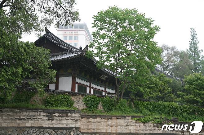 평양 숭인전의 측면 모습. 숭인전은 고려시대에 처음 세워졌고, 기자(箕子)를 제향하던 사당 건물로 지어졌다. (미디어한국학 제공) 2020.11.07.© 뉴스1