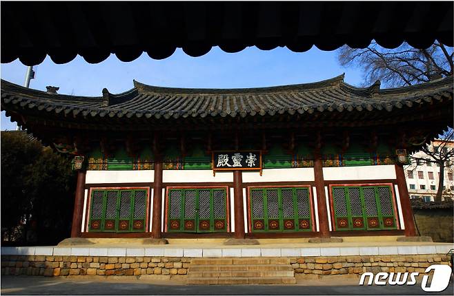 평양 숭령전의 정면 모습. 고려시대에 처음 세워졌고, 조선시대 때는 단군과 동명왕을 제향하던 사당이었다. (미디어한국학 제공) 2020.11.07.© 뉴스1