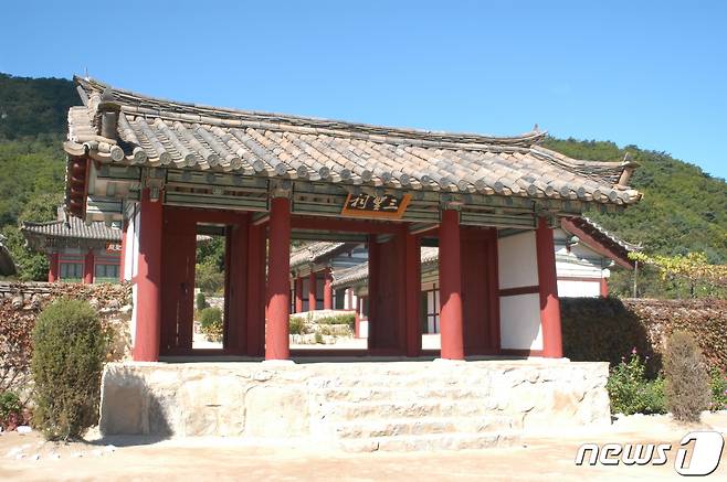 황해남도 은율군 구월산에 있는 삼성사(三聖祠) 전경. 일제강점기 때 없어진 건물을 북한이 2000년에 복원했다. 가장 뒤쪽에 보이는 건물이 삼성전이고, 좌우에 영빈당과 양현당이 자리하고 있다. (미디어한국학 제공) 2020.11.07. © 뉴스1