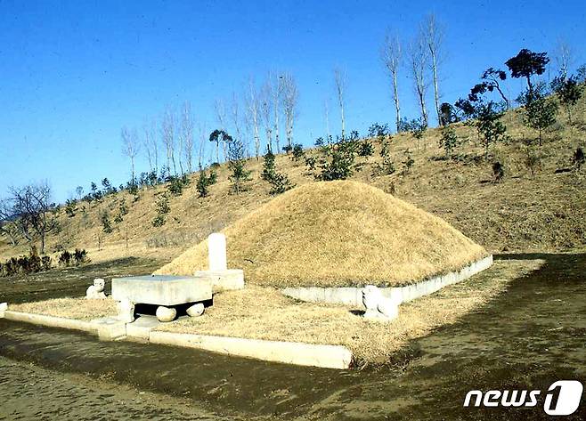 1990년대 초 발굴 전의 단군릉의 전경. 평양에서 북동쪽으로 40㎞ 떨어진 강동군 문흥리 대박산 아래에 있었다. (미디어한국학 제공) 2020.11.07. © 뉴스1
