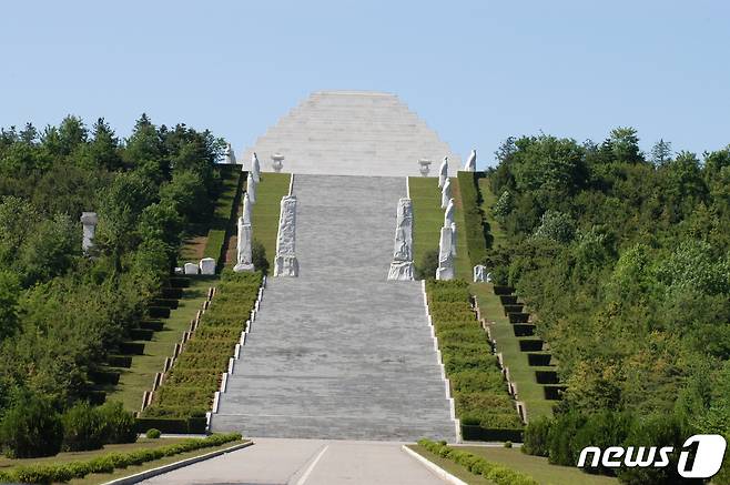 평양에서 북동쪽으로 40㎞ 떨어진 강동군 문흥리에 새로 건설된 단군릉의 정면 모습. (미디어한국학 제공) 2020.11.07. © 뉴스1