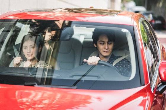 사육사를 찢어버리고 자신을 동물원에서 구해준 이랑(김범)을 은인처럼 따른다. [사진 tvN]