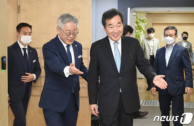 이낙연 더불어민주당 당대표 후보(오른쪽)가 30일 오전 경기도 수원시 팔달구 경기도청에서 이재명 경기도지사와 비공개 간담회를 위해 이동하고 있다. 2020.7.30/뉴스1 © News1 조태형 기자