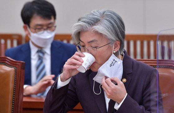 강경화 외교부 장관이 지난달 7일 국회에서 열린 외교통일위원회의 외교부국정감사에 출석해 답변 도중 물을 마시고 있다. 오종택 기자