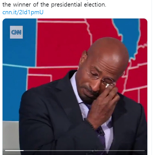 조 바이든 후보의 당선 소식을 전하며 눈물을 흘린 CNN 정치평론가 밴 존스.   CNN 캡쳐