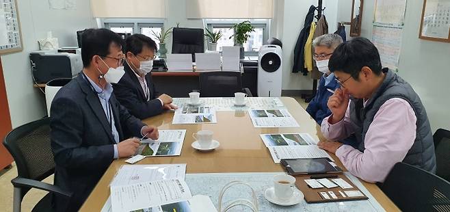 ▲ 지난 6일 이영석 부시장(왼쪽 뒤)이 행안부를 찾아 '알천북로 비탈면 보강공사' 필요성을 설명하고 있다. 경주시 제공