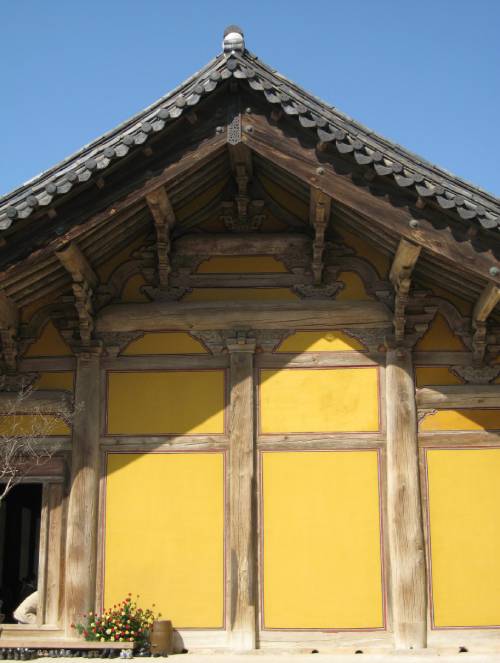 수덕사 대웅전 맞배지붕의 측면. [동아DB]