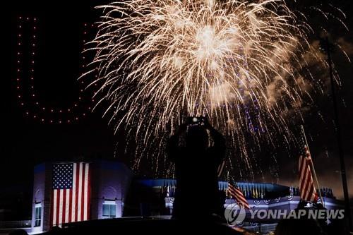 조 바이든 미국 대통령 당선인의 승리 연설 직후 축하 불꽃이 하늘을 수놓고 있다 [AP=연합뉴스]