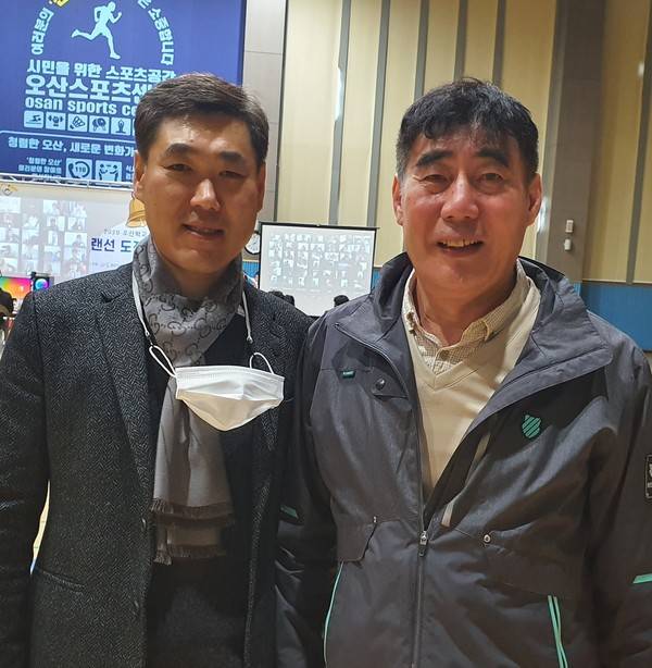 정동호 회장과 오산시 체육회 사무국장 한종우(우측) (1)