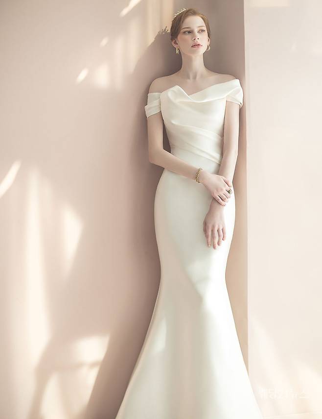 사진 : 웨딩드레스 모리엠바이서영,&nbsp;포토그래퍼 유창환(앤유스튜디오),&nbsp;모델 로렌,&nbsp;헤어 가영 메이크업 주희(고바이),&nbsp;제품협찬 누누핑거스, 디바이디, 루시에,&nbsp;마이테라스가든, 미네타니, 수야