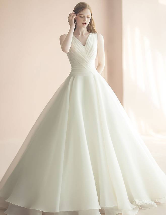 사진 : 웨딩드레스 모리엠바이서영,&nbsp;포토그래퍼 유창환(앤유스튜디오),&nbsp;모델 로렌,&nbsp;헤어 가영 메이크업 주희(고바이),&nbsp;제품협찬 누누핑거스, 디바이디, 루시에,&nbsp;마이테라스가든, 미네타니, 수야