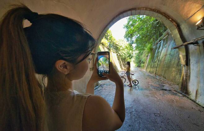영화 같은 배경의 사진을 찍을 수 있다고 소문난 경기도 가평 ‘색현터널’에서 관광객이 기념사진을 촬영하고 있다.