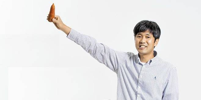 “처음엔 채소 가게 사장이냐는 사람도 있었어요.” 당근을 들고 김재현 대표가 활짝 웃었다. 하지만 회사 이름 속 ‘당근’은 이 당근이 아니다 . ‘당신의 근처’를 줄인 말이다.