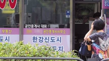 서울 전셋값이 급등하면서 서울 외곽 또는 경기도 아파트를 직접 매입하는 수요가 늘고 있다. 지난 9월 경기도 김포시 한강신도시 내 공인중개사무소 앞을 한 주민이 지나고 있다. [헤럴드경제DB]