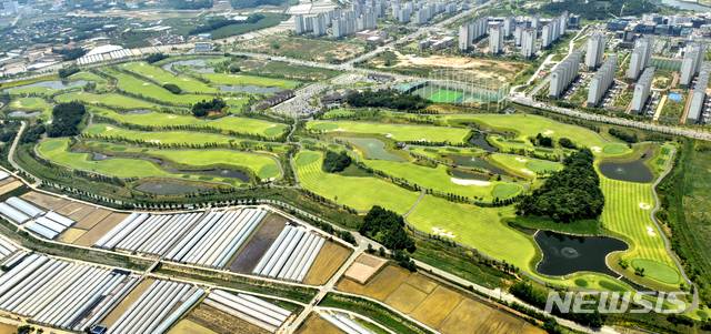 [나주=뉴시스] = 사진은 (가칭)한전공과대학 캠퍼스 부지로 확정된 광주전남공동(나주)혁신도시 내 부영(CC)골프장. 부영CC는 총면적 72만21.8㎡(21만7806.5평)로 가운데 골프텔을 중심으로 전체 부지의 56%(사진 왼쪽 부분)가 공대부지로 한전에 기부채납 됐다. (사진=뉴시스DB)