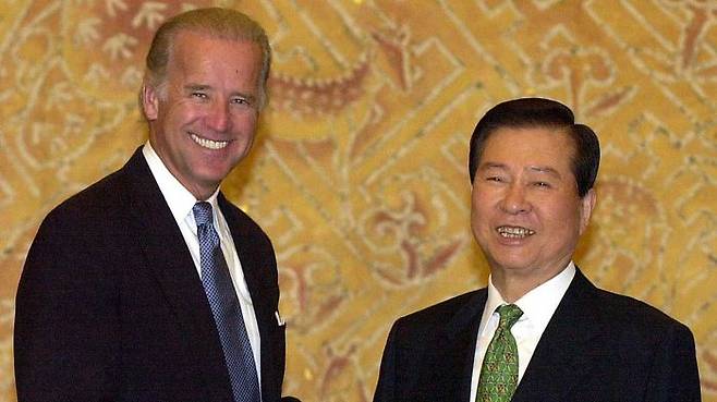 2001년 한국 찾아 당시 김대중 전 대통령과 악수하는 바이든