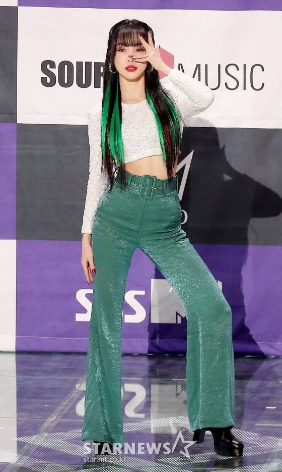 걸그룹 여자친구 유주가 9일 오후 서울 마포구 상암동 SBS프리즘타워에서 진행된 새 정규앨범 '回:Walpurgis Night'(회:발푸르기스의 밤) 발매기념 쇼케이스에서 포즈를 취하고 있다.  / 사진=김창현 기자 chmt@