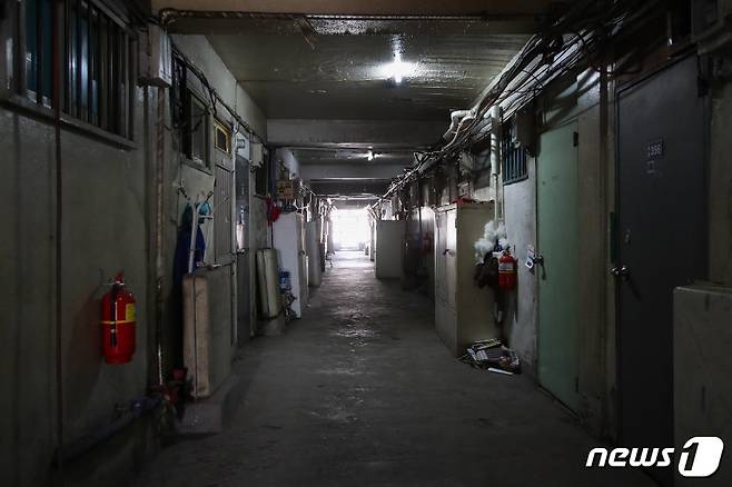 좌원상가아파트 복도 모습 시멘트 가 드러난 낡은 외벽이 보인다. /김희준 © 뉴스1