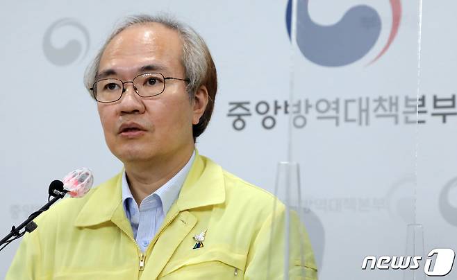 권준욱 중앙방역대책본부 부본부장이 10일 충북 청주시 질병관리본부 브리핑실에서 열린 코로나19 국내발생현황 브리핑을 하고 있다. 2020.9.10/뉴스1 © News1 장수영 기자