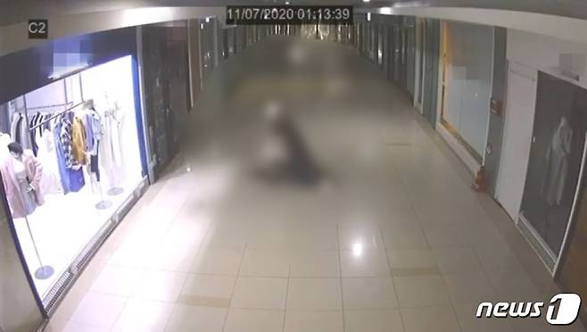 부산 덕천 지하상가에서 쓰러진 30대 여성의 얼굴을 핸드폰으로 때리는 20대 남성. SNS영상 갈무리.© 뉴스1© 뉴스1