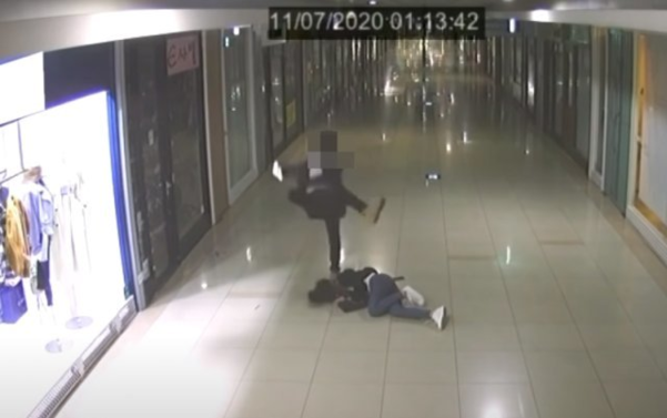 부산 북구 덕천동 덕천지하상가에서 젊은 남성이 쓰러진 여성을 발로 때리는 장면이 찍힌 영상. /CCTV 캡처