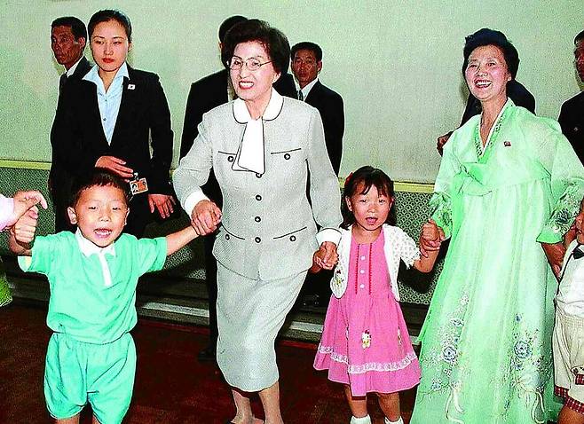 2000년 6월15일치 <한겨레>에 실린 사진이다. 정상회담이 열리는 동안 이희호는 평양 창광유치원을 찾아 어린이들과 손을 잡고 춤을 추었다. 지금 성인이 되었을 평양의 아이들이 그때의 일을 어떻게 기억할지 궁금하다.