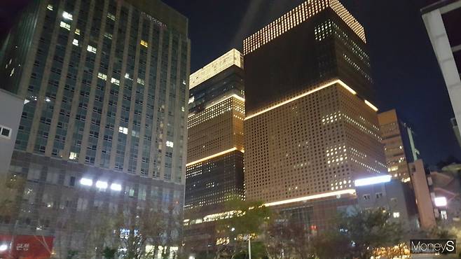 불황 속 안전자산을 찾는 투자 수요가 오피스로 몰리고 있다. 사진은 서울 광화문의 빌딩 밀집 지역. /사진=김창성 기자