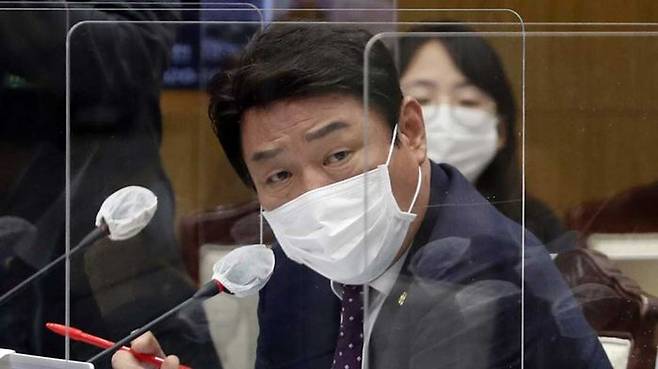 국회 국방위 회의에서 질의하는 국민의힘 강대식 의원 (사진=연합뉴스)