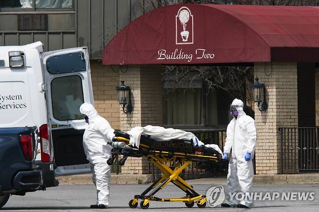 코로나19는 특히 고령자들에게 위험해 유럽과 미국에서는 대규모 참극이 빚어졌다.[AFP=연합뉴스 자료사진]