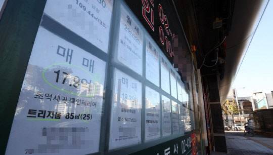 서울의 한 부동산중개업소에 붙은 매매·전세·월세 관련 정보란. <연합뉴스>