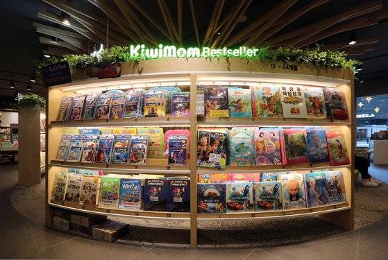 만화를 통해 각종 분야의 정보를 전달하는 학습만화는 2000년대 중반부터 어린이책 베스트셀러의 대부분을 차지하고 있다. [중앙포토]