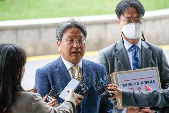 강기정 전 청와대 정무수석이 지난달 라임자산운용 전주 김봉현 전 스타모빌리티 회장에 대한 명예훼손 고소장을 접수하기 전 취재진 질의에 답하고 있다. 뉴스1