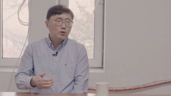 '쓰레기 박사' 홍수열 자원순환사회경제연구소장이 3일 서울 환경운동연합에서 중앙일보와 인터뷰하고 있다. 정수경