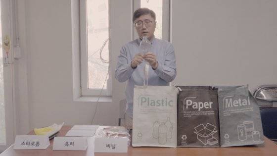 '쓰레기 박사' 홍수열 자원순환사회경제연구소장이 페트병을 제대로 분리배출하는 방법을 설명하고 있다. 정수경