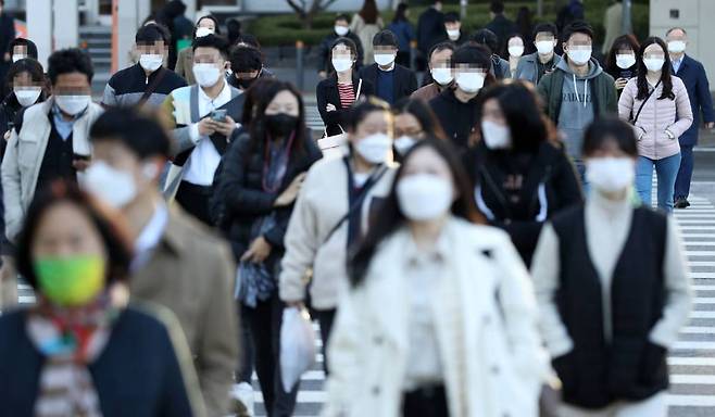 [서울=뉴시스]홍효식 기자 = 절기상 서리가 내린다는 '상강'인 23일 오전 서울 영등포구 여의도버스환승센터 인근에서 시민들이 출근길 발걸음을 재촉하고 있다. 2020.10.23.   yesphoto@newsis.com