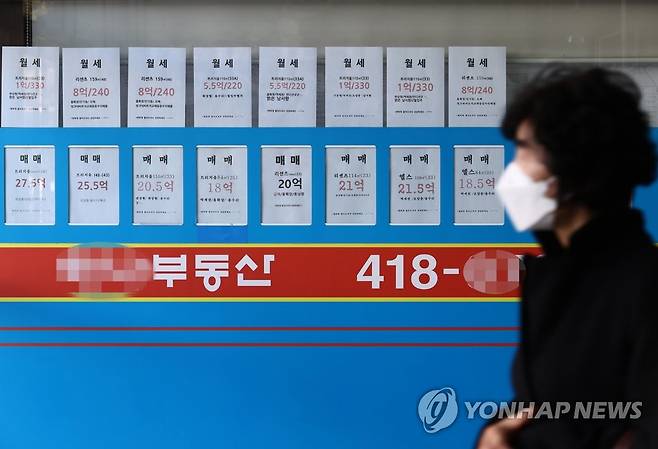 서울의 한 부동산중개업소에 붙은 매매·전세·월세 관련 정보란 [연합뉴스 자료사진]