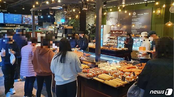 경기도 광명시 밤일마을 베이커리 '명장시대'를 찾은 고객들이 빵을 고르고 있다./뉴스1© 뉴스1 최동현 기자.