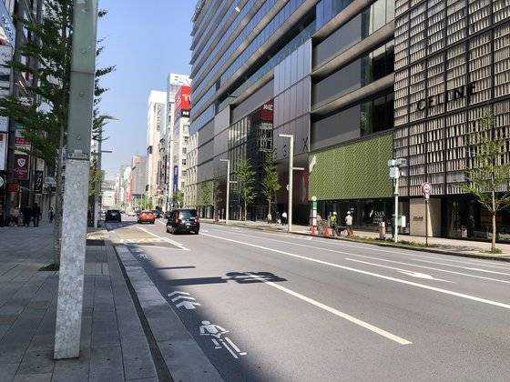 신종 코로나 확산에 따라 긴급사태선언이 발령된 다음날인 지난 4월 8일 평소보다 차량의 왕래와 인적이 줄어든 도쿄 번화가 긴자. 서승욱 특파원